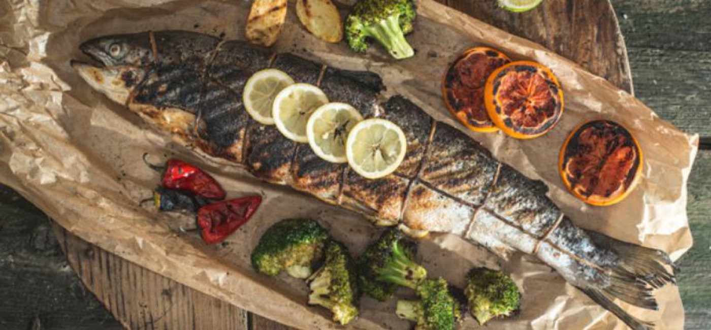 Peixe assado com acompanhamentos regionais