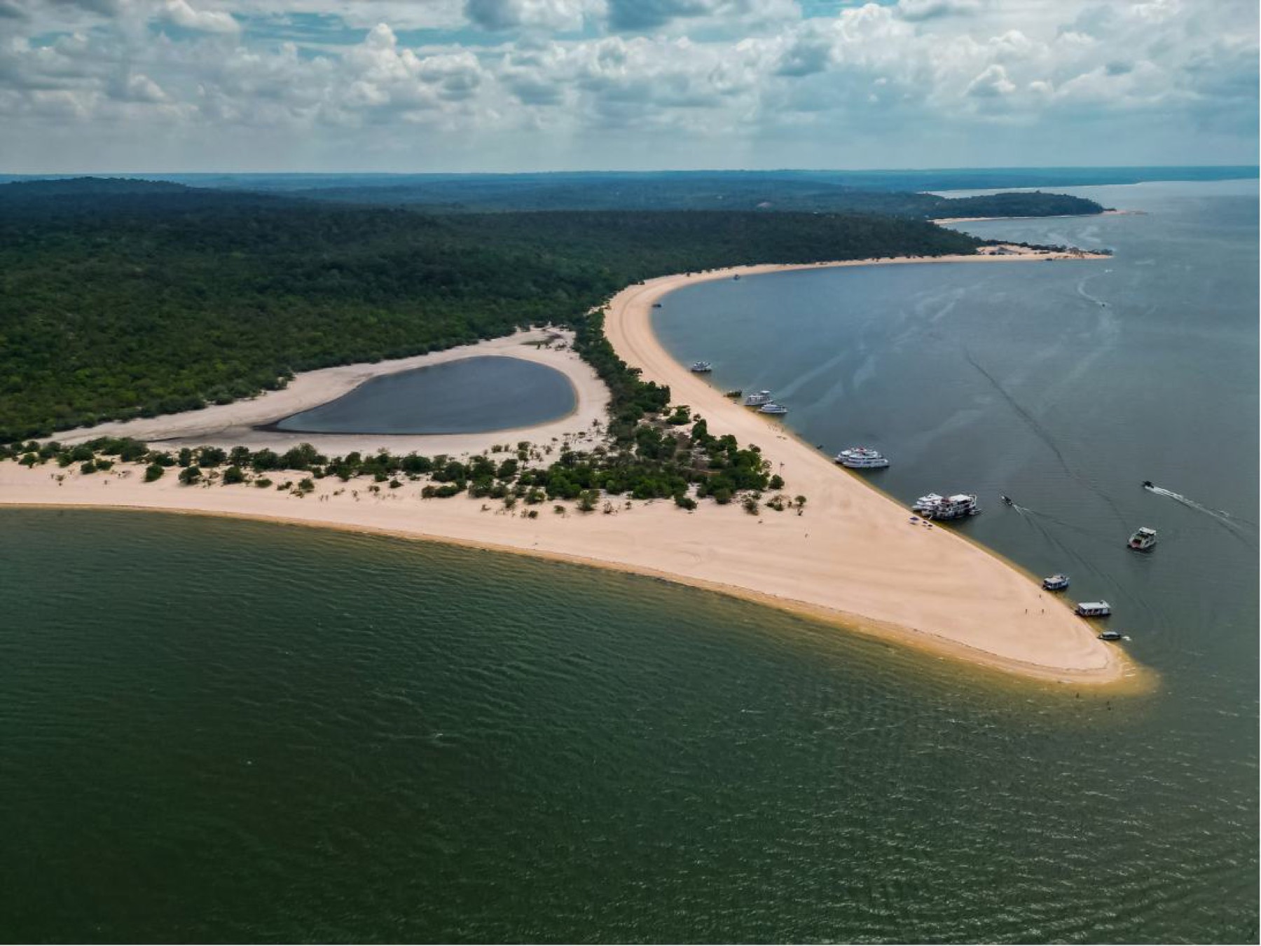 Vista aérea da Ilha do Amor em Alter do Chão